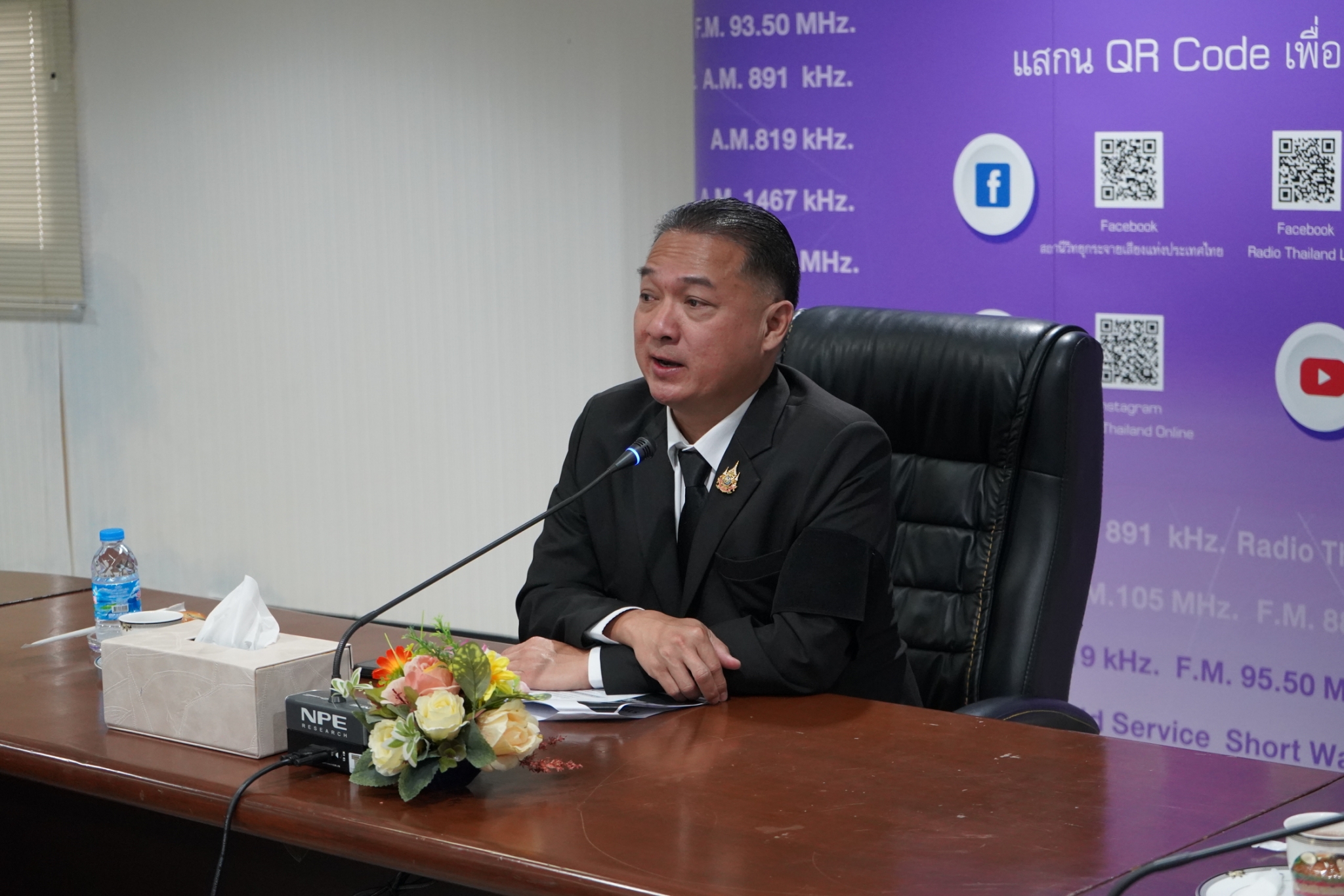 นายชัยวัฒน์ บุญชวลิต รองอธิบดีกรมประชาสัมพันธ์ เดินทางมายัง สถานีวิทยุกระจายเสียงแห่งประเทศไทย เข้ามอบนโยบายการปฏิบัติงานเพื่อให้การขับเคลื่อนงานเป็นไปในทิศทางเดียวกัน โดยเฉพาะการดำเนินงานประชาสัมพันธ์งานพระบรมศพ สมเด็จสมเด็จพระนางเจ้าสิริกิติ์ พระบรมราชินีนาถ พระบรมราชชนนีพันปีหลวง และภาพรวมการปฏิบัติงานของ สถานีวิทยุกระจายเสียงแห่งประเทศไทย